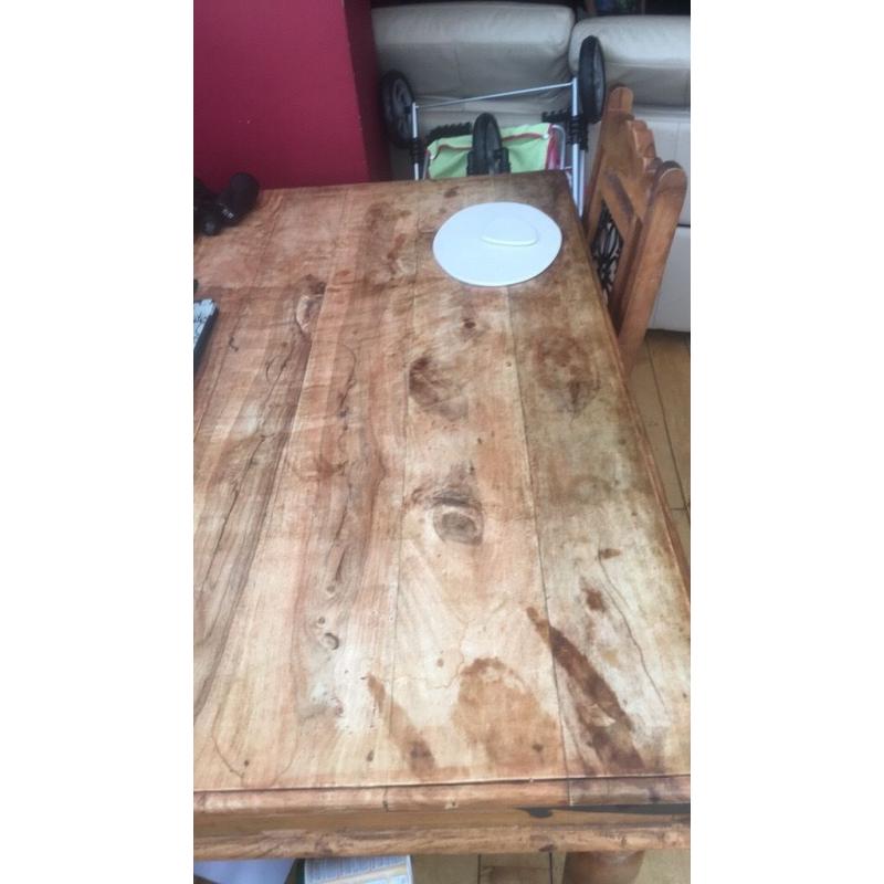 Lovely solid wood dinning table and 4 matching chairs