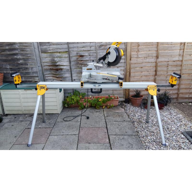 DeWalt DW712 Slide Compound Mitre Saw (240 Volt) & DeWalt DE7023 Universal Leg Stand