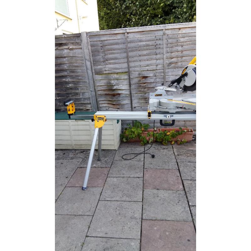 DeWalt DW712 Slide Compound Mitre Saw (240 Volt) & DeWalt DE7023 Universal Leg Stand