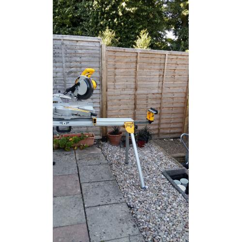DeWalt DW712 Slide Compound Mitre Saw (240 Volt) & DeWalt DE7023 Universal Leg Stand