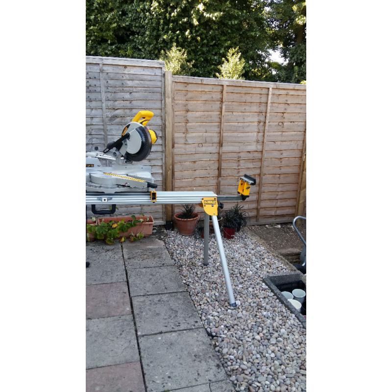 DeWalt DW712 Slide Compound Mitre Saw (240 Volt) & DeWalt DE7023 Universal Leg Stand