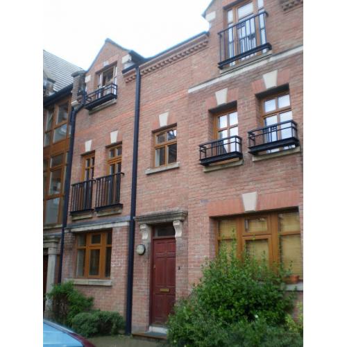 Double room in gated 4 bedroom modern townhouse **The Cloisters**