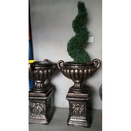 Scroll handle concrete pot