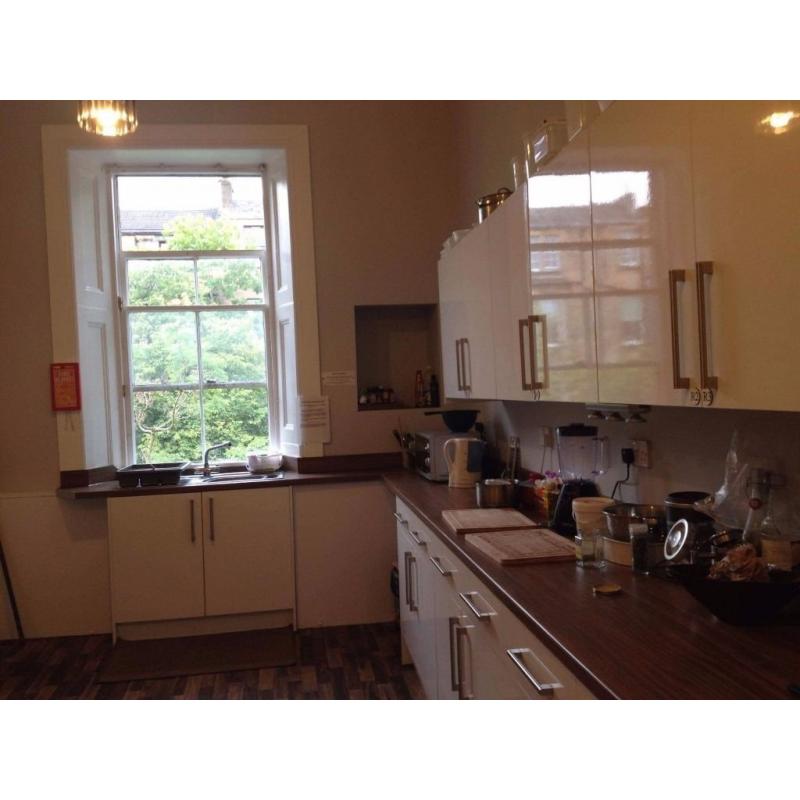 Spacious Double Room located in the heart of the westend beside Glasgow University