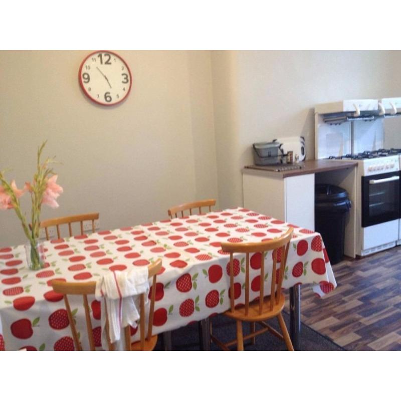 Spacious Double Room located in the heart of the westend beside Glasgow University