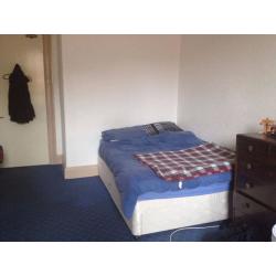 Spacious Double Room located in the heart of the westend beside Glasgow University