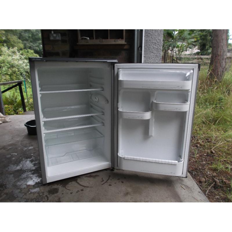 Larder fridge (no freezer compartment)