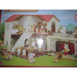Sylvanian Families Maple Manor gift set with carport