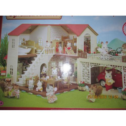 Sylvanian Families Maple Manor gift set with carport