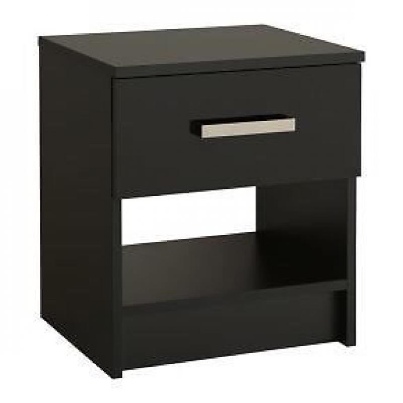 2 bedside tables, 1 X 3 drawer chest 1x 4 drawer chest