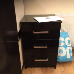 2 bedside tables, 1 X 3 drawer chest 1x 4 drawer chest