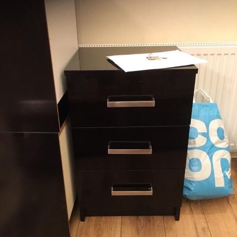 2 bedside tables, 1 X 3 drawer chest 1x 4 drawer chest