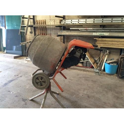 Belle cement mixer, Honda engine. recently serviced. comes with stand