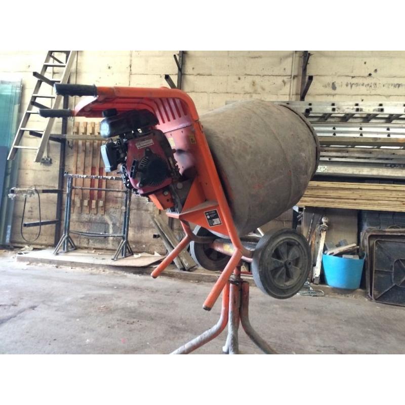 Belle cement mixer, Honda engine. recently serviced. comes with stand