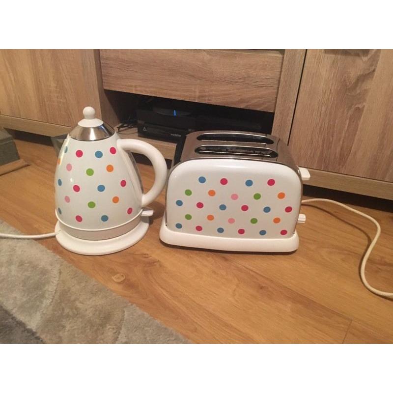 Matching kettle and toaster