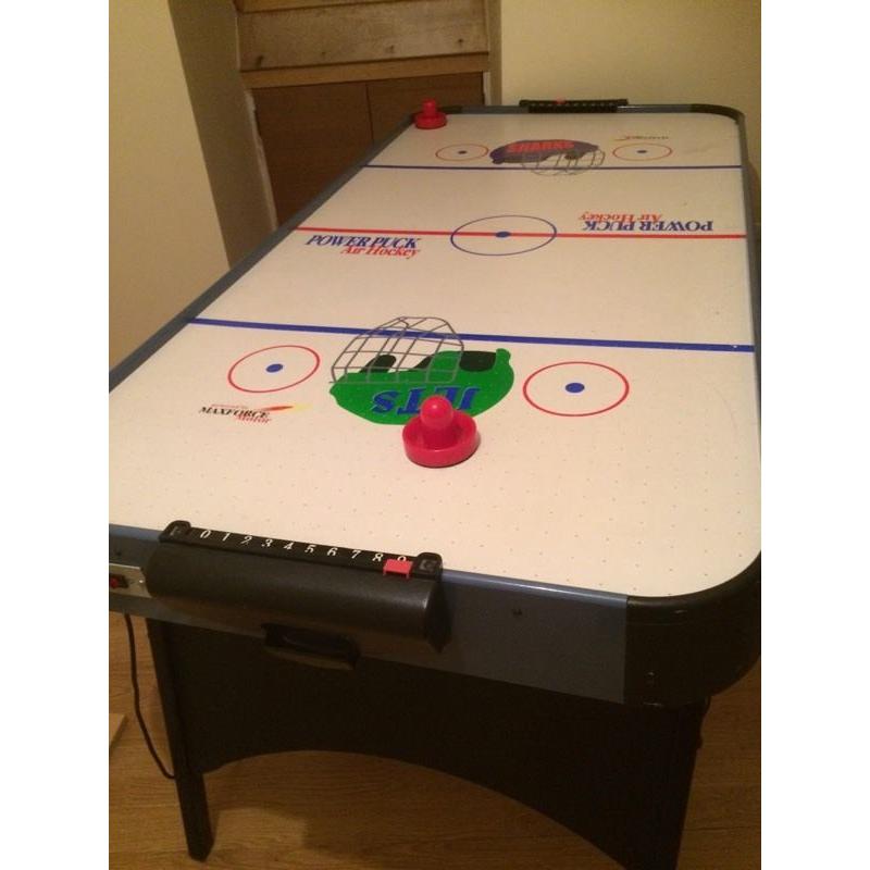 Air hockey table