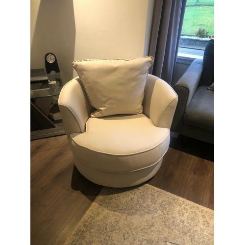 ***CREAM SWIVEL CHAIR****