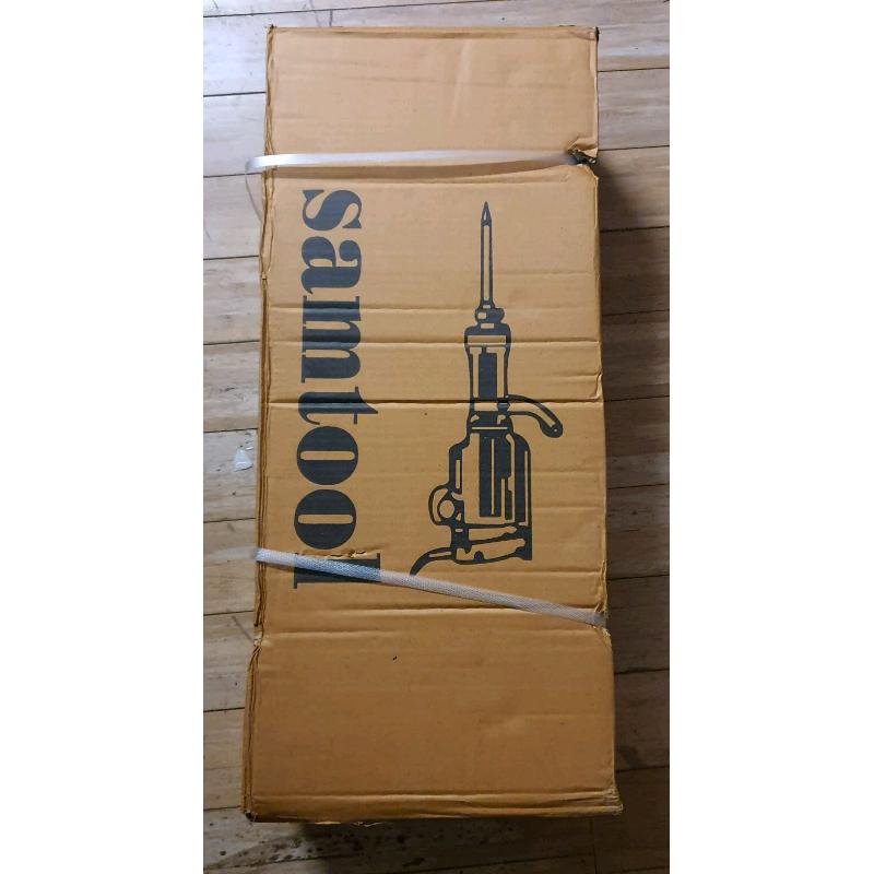 Jack hammer electric 2000w with bits and carry case NEW