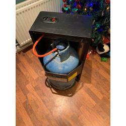 PORTABLE GAS HEATER WITH 3/4 FULL 15KG BUTANE GAS BOTTLE - BARELY USED - LIKE NEW