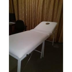Excellent condition foldable beauty/massage/sports therapy couch (white) with carry bag