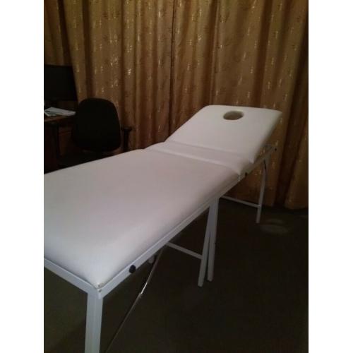 Excellent condition foldable beauty/massage/sports therapy couch (white) with carry bag