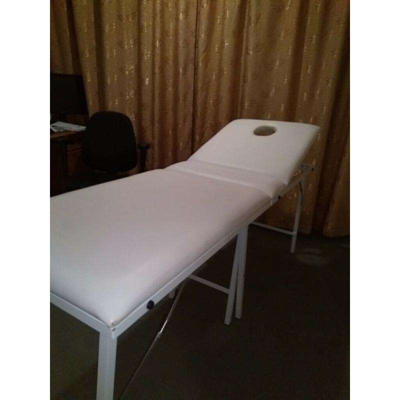 Excellent condition foldable beauty/massage/sports therapy couch (white) with carry bag