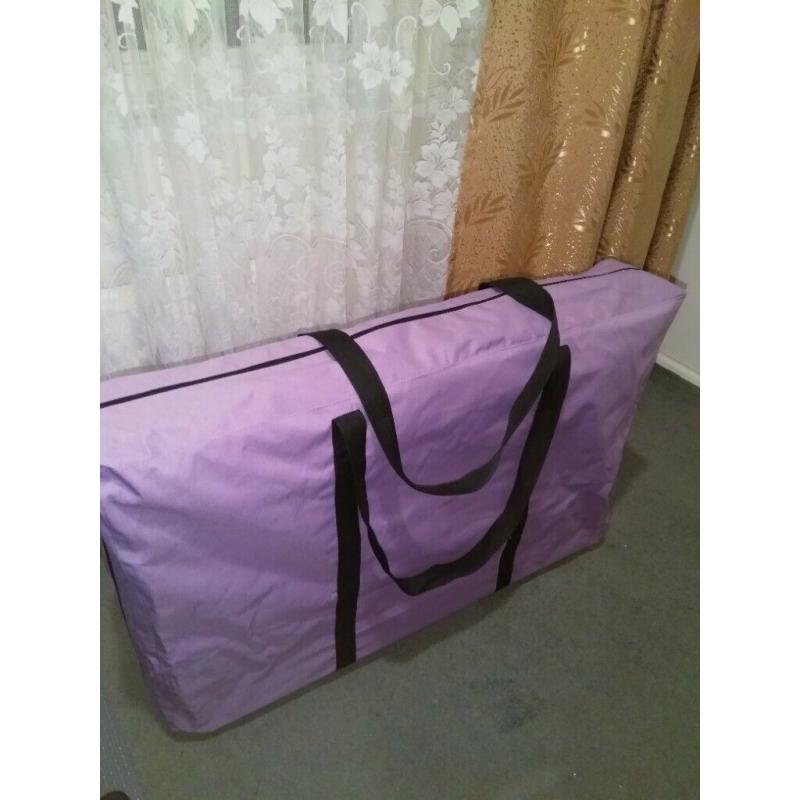 Excellent condition foldable beauty/massage/sports therapy couch (white) with carry bag