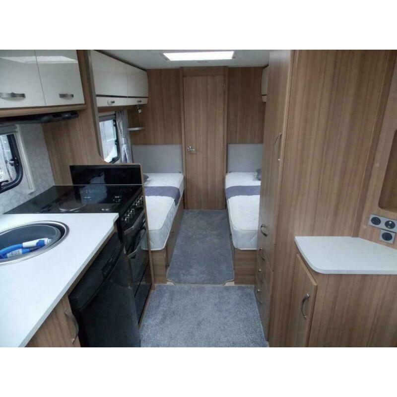 Lunar Ultima 570 Caravan