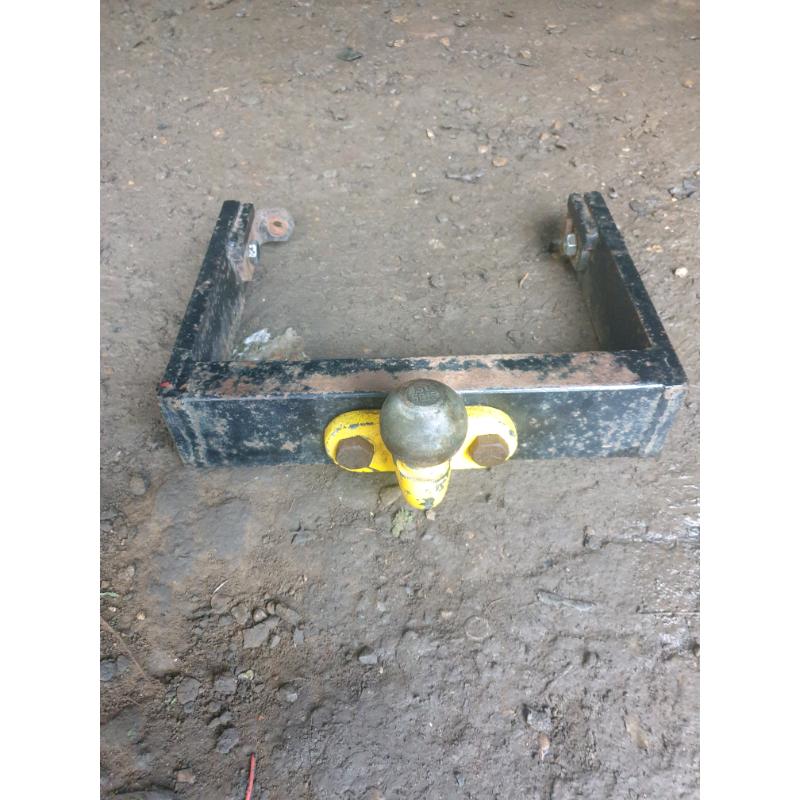 Ride on mower tow hitch