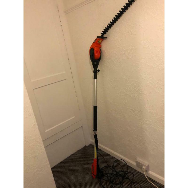 Electric long standing hedge clippers