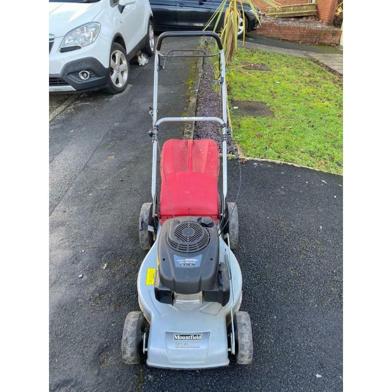 Mountfield / Honda petrol 21 inch blade self propelled mower