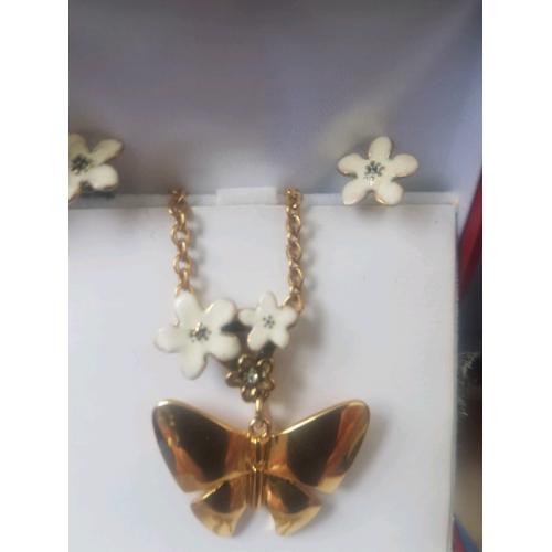 Pendant and earrings set. Gold plated