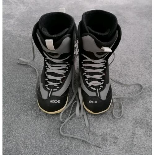 Snowboard boots