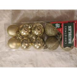 10 plastic golden baubles