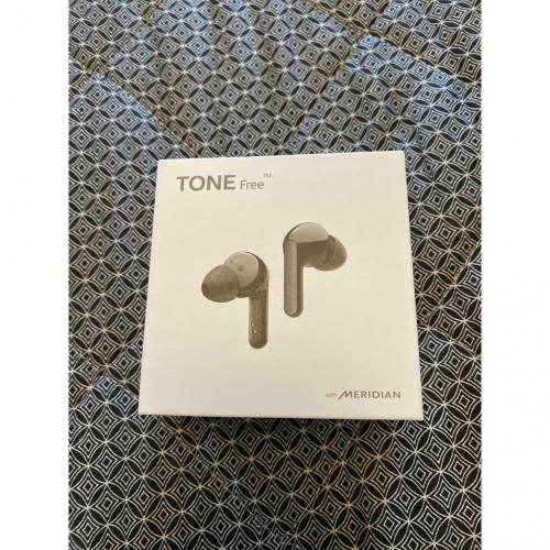 LG EARBUDS EAR PHONES NEW