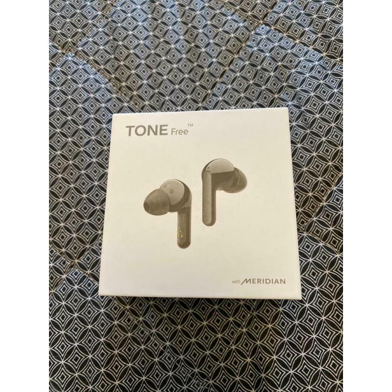 LG EARBUDS EAR PHONES NEW
