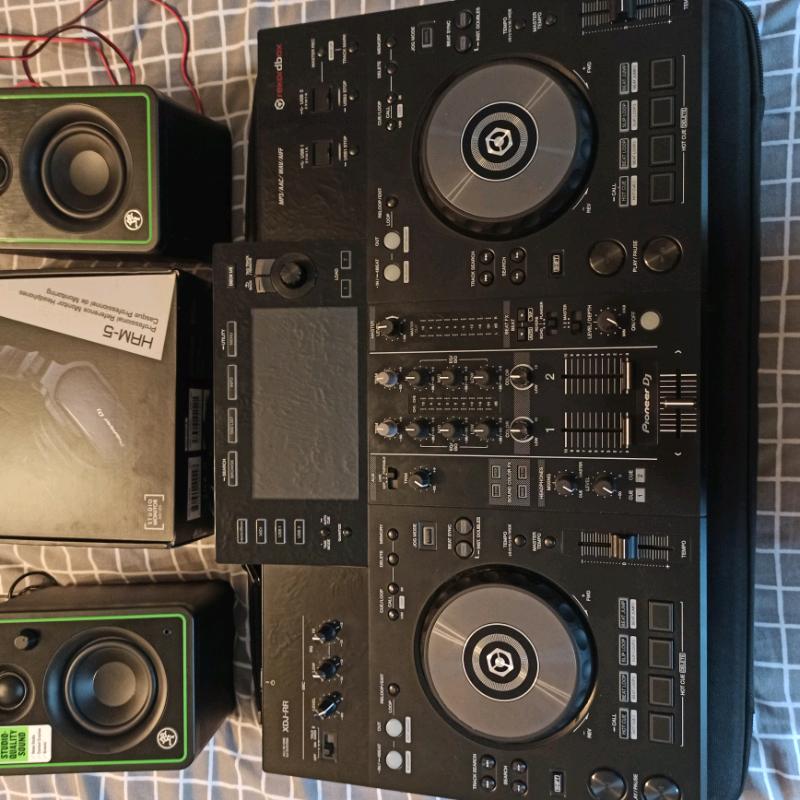 Pioneer XDJ RR, Mackie CR3-X, Flight Case, Pioneer HRM-5 Headphones
