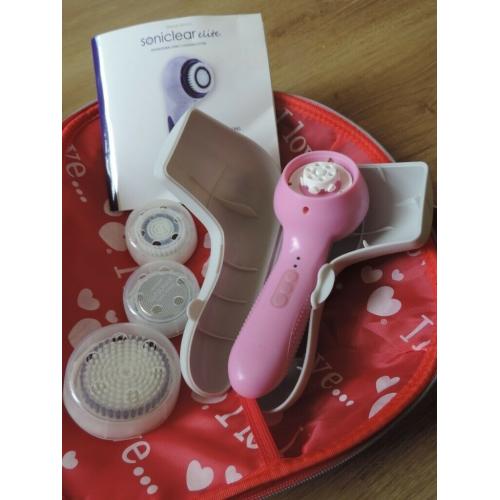 Facial cleansing brush