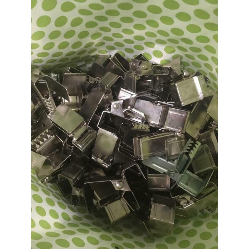 Rug hanging clips