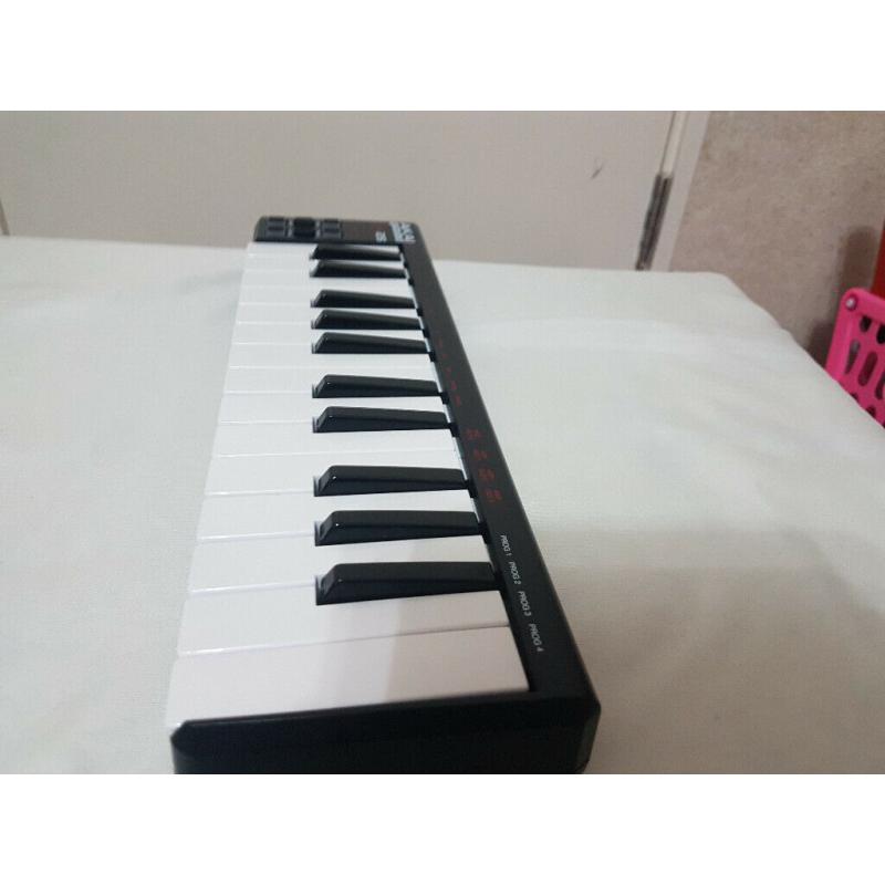 The AKAI LPK25 MIDI keyboard ( parts only)