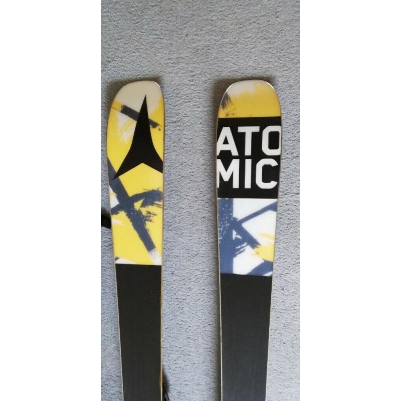 Atomic Vantage Rival skis