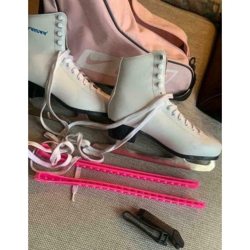 Women?s Freesports ice skates size 6 with Bauer bag and skate guards