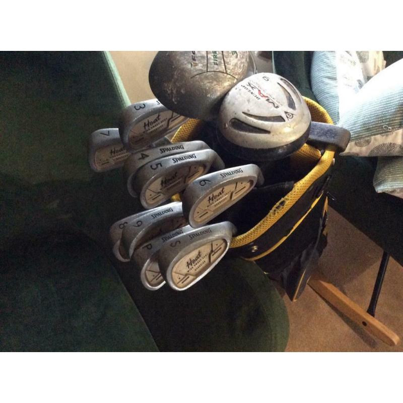 Set of golf Spalding clubs with a Wilson bag