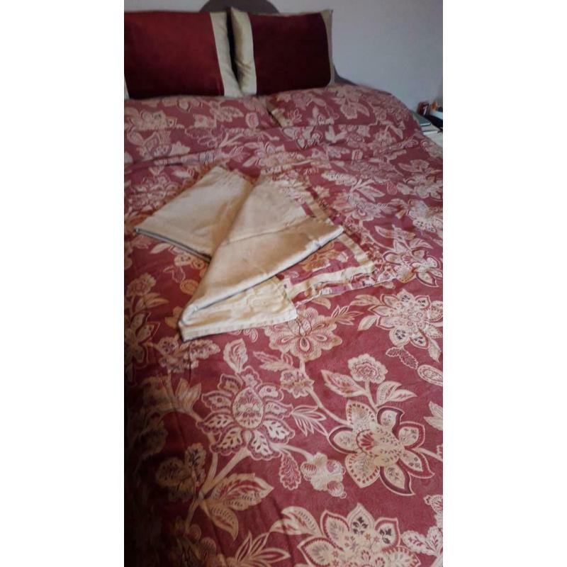 Dorma Kingsize bed set Samira Red with matching curtains 66x72in