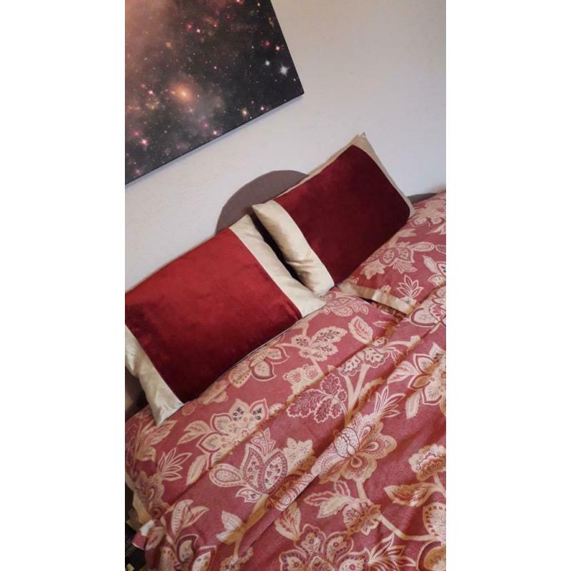 Dorma Kingsize bed set Samira Red with matching curtains 66x72in