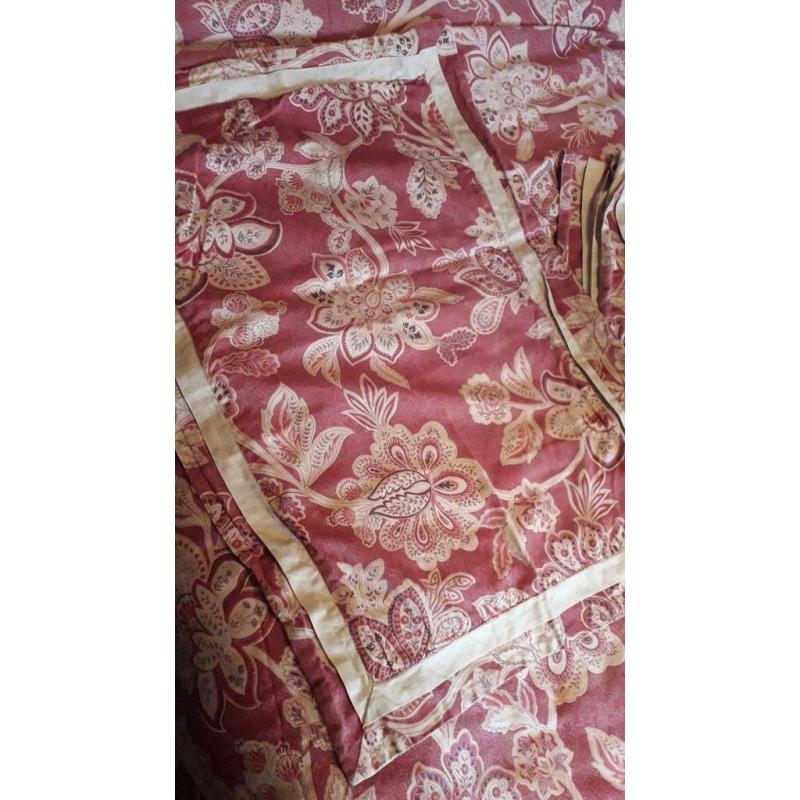 Dorma Kingsize bed set Samira Red with matching curtains 66x72in