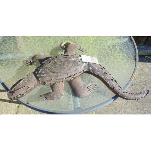 (#220) unusual metal wall hanging ornament (Pick up only, Dy4 area)