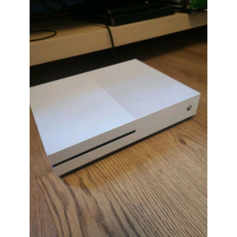 XBOX ONE S ( MINT CONDITION ) BEST DEAL