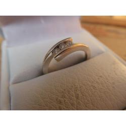 lovely 18ct Carat White Gold and 3 Stone Diamond Ring with 0.25 Carat of Diamonds
