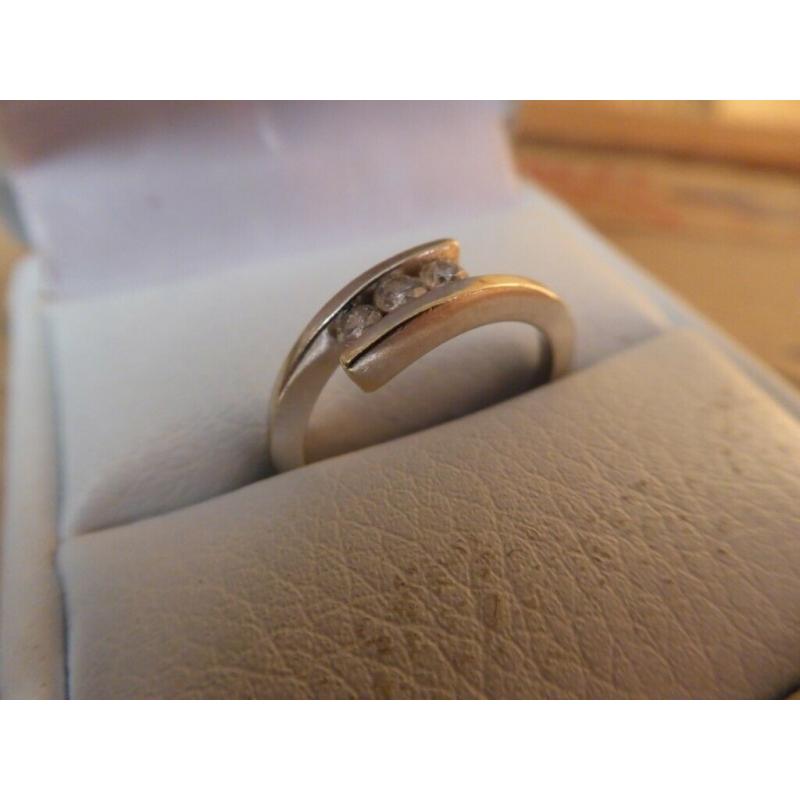 lovely 18ct Carat White Gold and 3 Stone Diamond Ring with 0.25 Carat of Diamonds